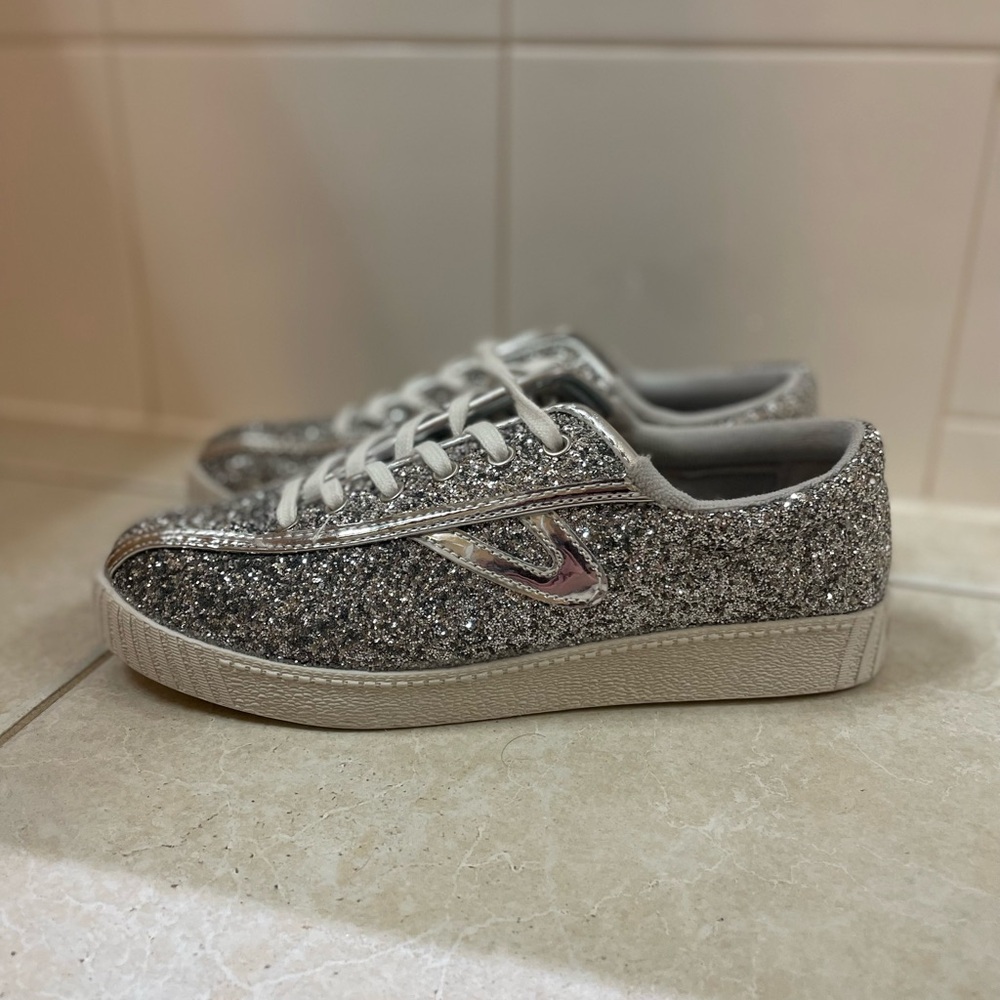 NWOT Tretorn Silver Sneakers